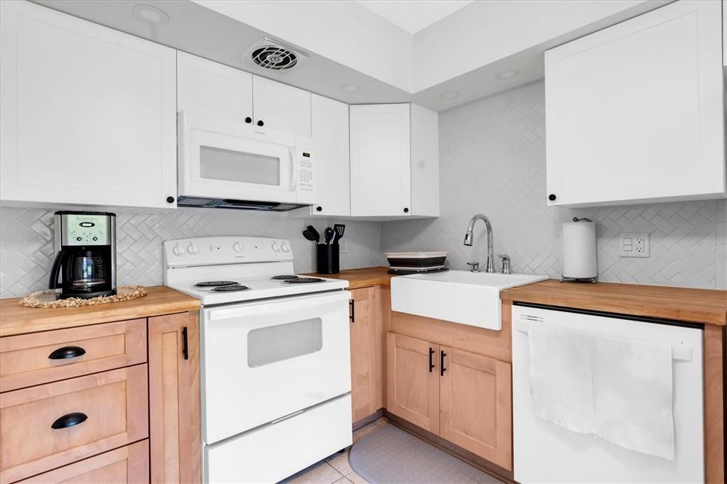 For Sale: $169,000 (2 beds, 2 baths, 1100 Square Feet)