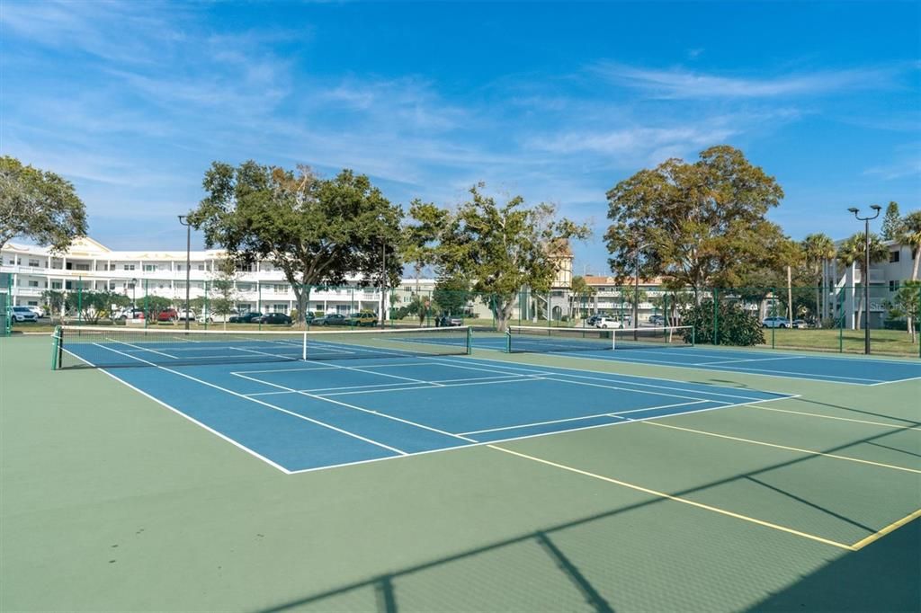 For Sale: $169,000 (2 beds, 2 baths, 1100 Square Feet)