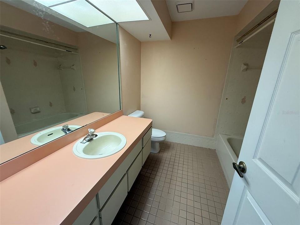 En Venta: $329,900 (3 camas, 2 baños, 2100 Pies cuadrados)