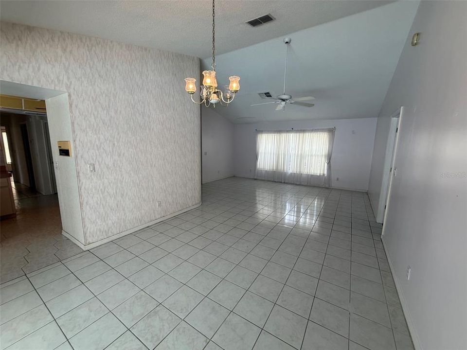 En Venta: $329,900 (3 camas, 2 baños, 2100 Pies cuadrados)