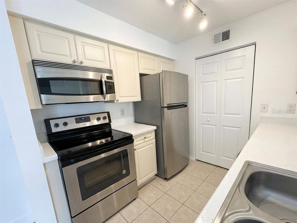 For Rent: $1,950 (2 beds, 2 baths, 1103 Square Feet)