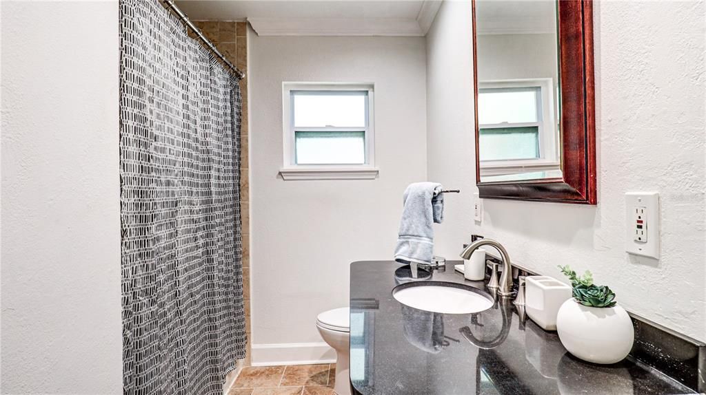 На продажу: $250,000 (2 спален, 1 ванн, 832 Квадратных фут)