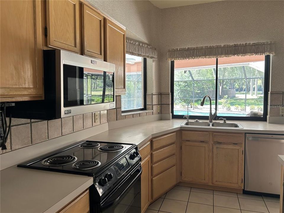 For Sale: $599,999 (4 beds, 2 baths, 2590 Square Feet)