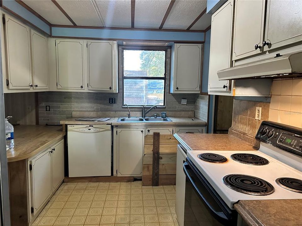 Active With Contract: $99,000 (2 beds, 2 baths, 1144 Square Feet)