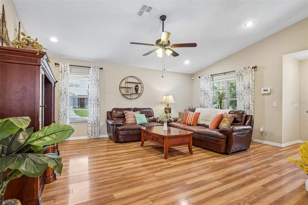 En Venta: $333,000 (3 camas, 2 baños, 1662 Pies cuadrados)