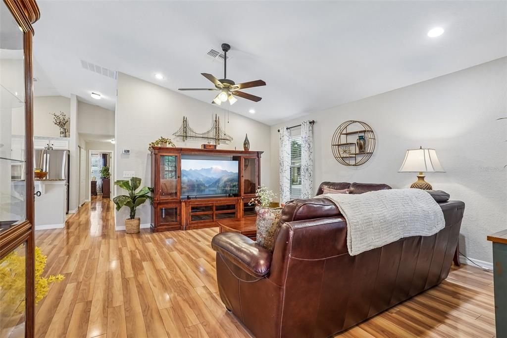 En Venta: $333,000 (3 camas, 2 baños, 1662 Pies cuadrados)