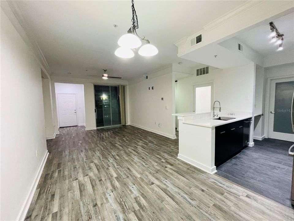 For Rent: $1,700 (1 beds, 1 baths, 790 Square Feet)