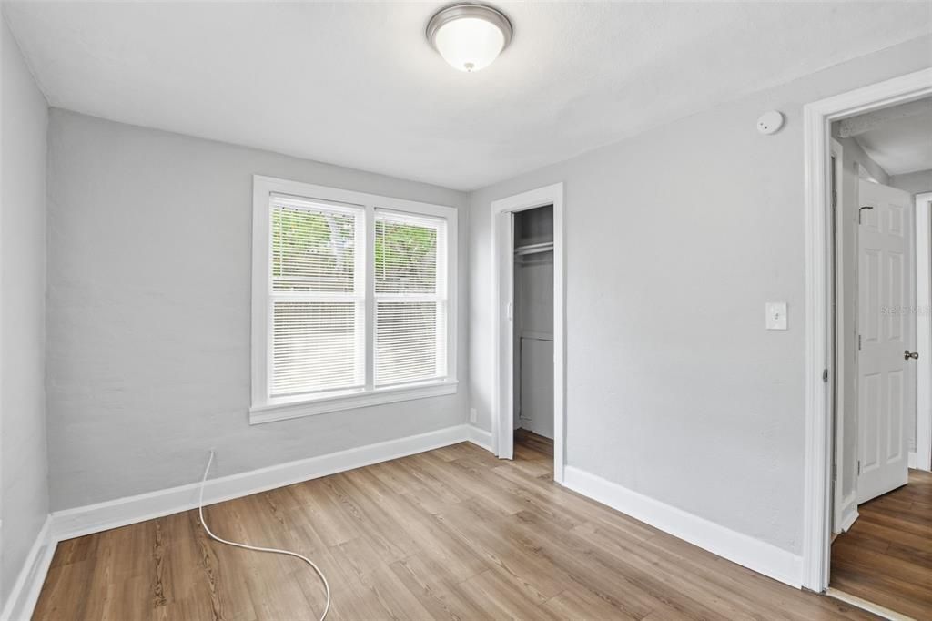 На продажу: $319,999 (4 спален, 1 ванн, 1180 Квадратных фут)