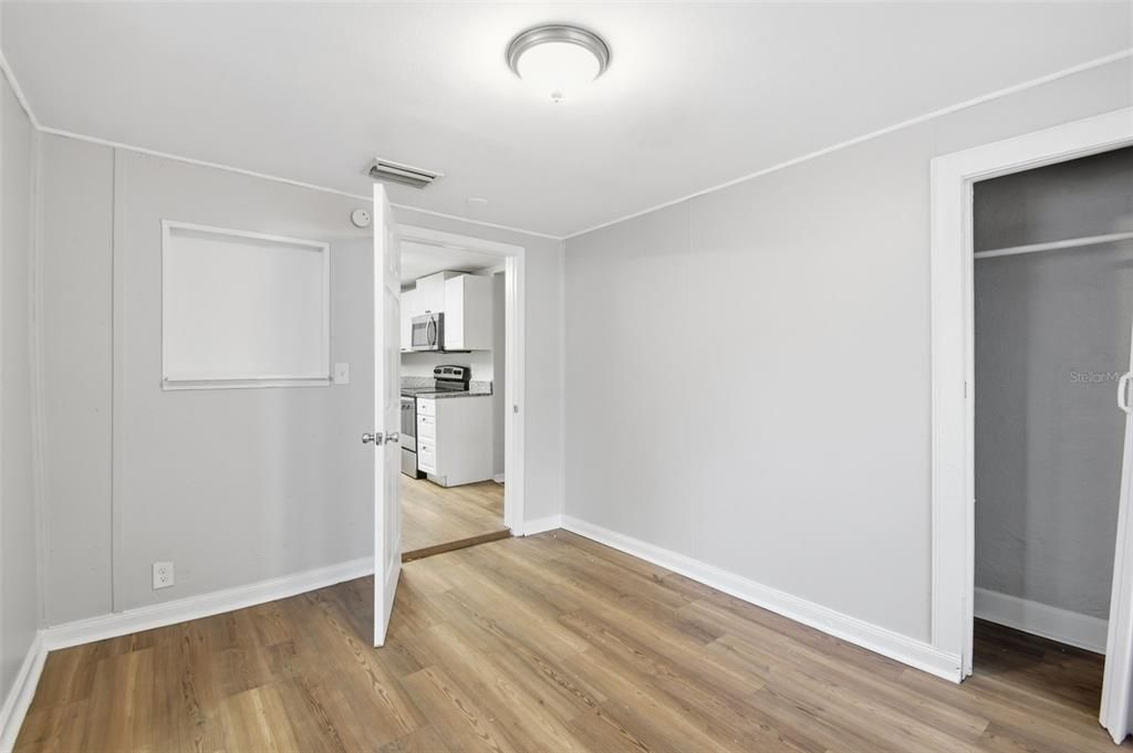 На продажу: $319,999 (4 спален, 1 ванн, 1180 Квадратных фут)