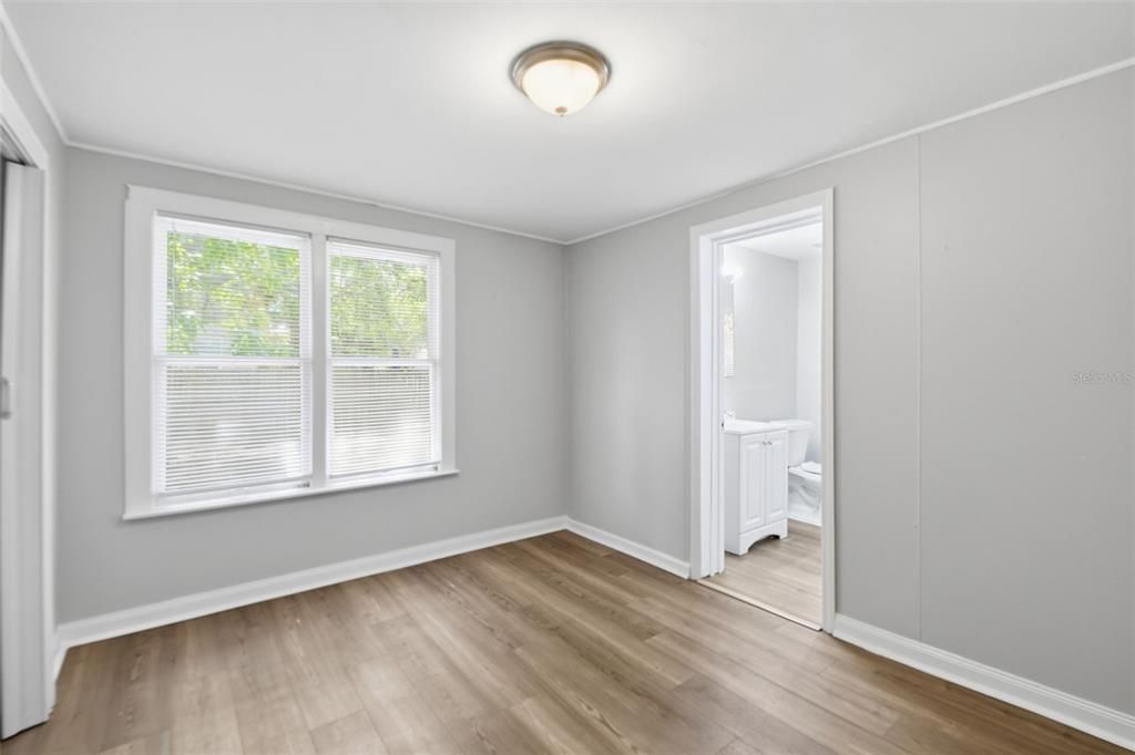 На продажу: $319,999 (4 спален, 1 ванн, 1180 Квадратных фут)