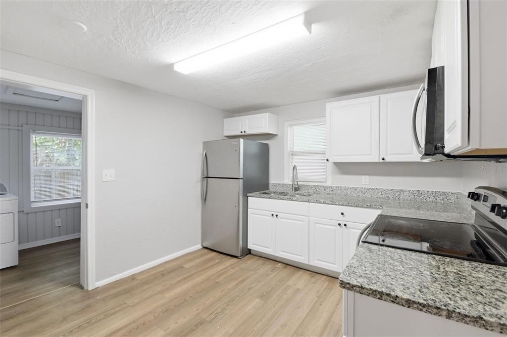 На продажу: $319,999 (4 спален, 1 ванн, 1180 Квадратных фут)