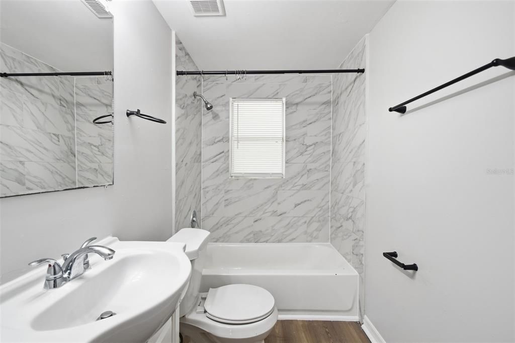 На продажу: $319,999 (4 спален, 1 ванн, 1180 Квадратных фут)