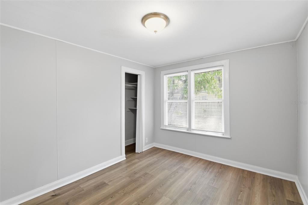 На продажу: $319,999 (4 спален, 1 ванн, 1180 Квадратных фут)