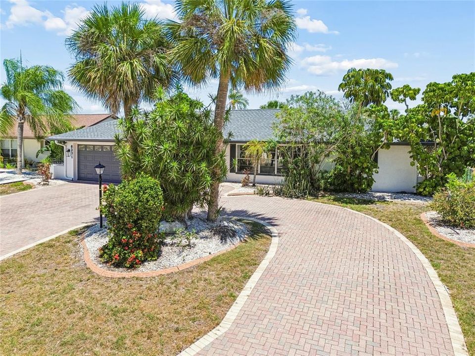 En Venta: $739,900 (4 camas, 2 baños, 1930 Pies cuadrados)