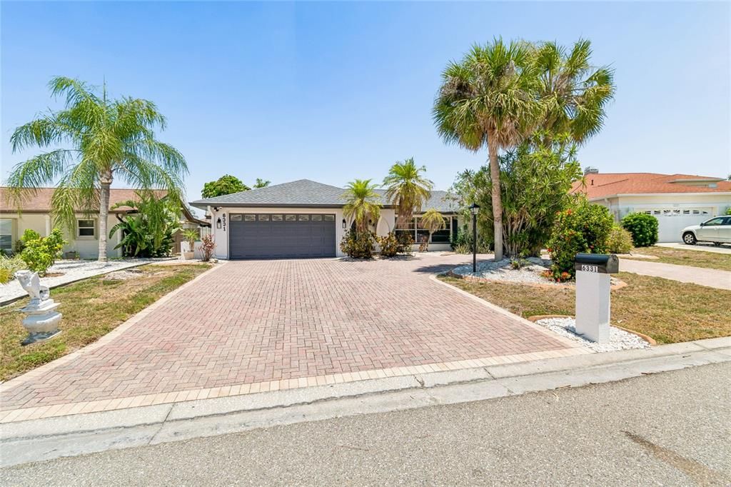 En Venta: $739,900 (4 camas, 2 baños, 1930 Pies cuadrados)