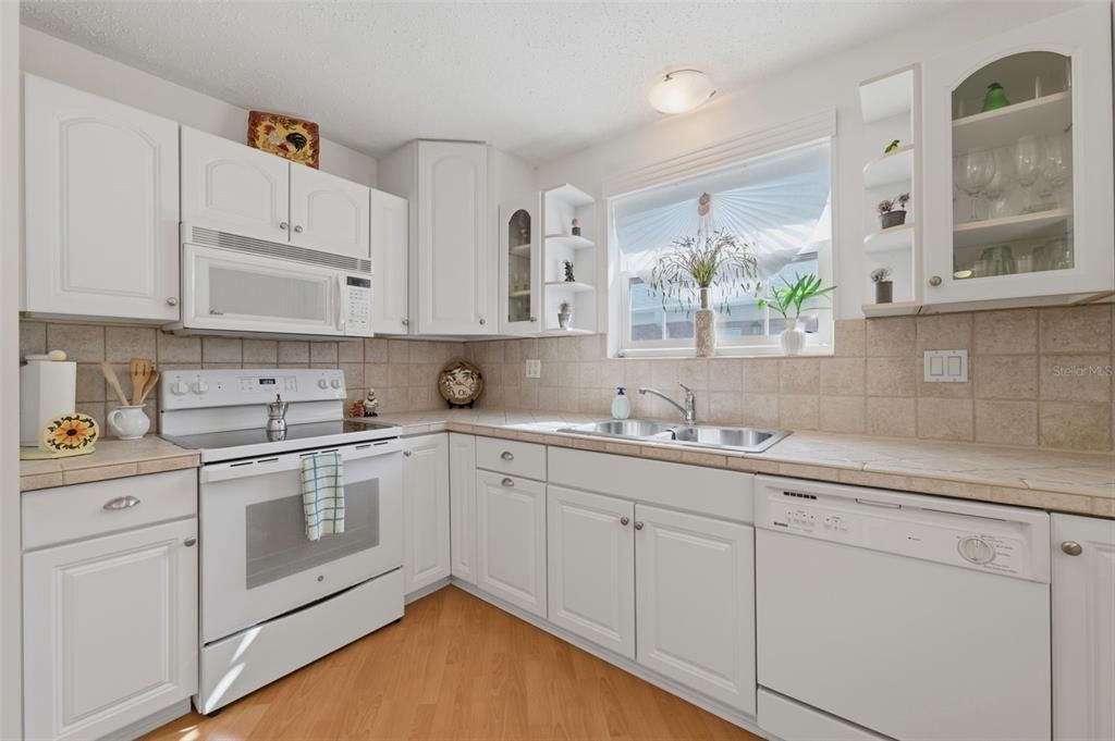 For Rent: $2,200 (2 beds, 2 baths, 1075 Square Feet)