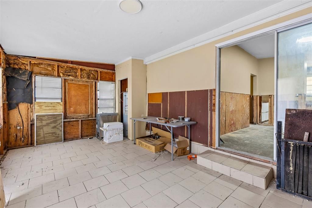 Под контрактом: $100,000 (2 спален, 1 ванн, 1290 Квадратных фут)
