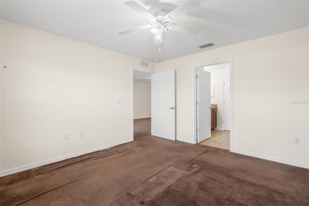 Activo con contrato: $270,000 (3 camas, 2 baños, 1453 Pies cuadrados)