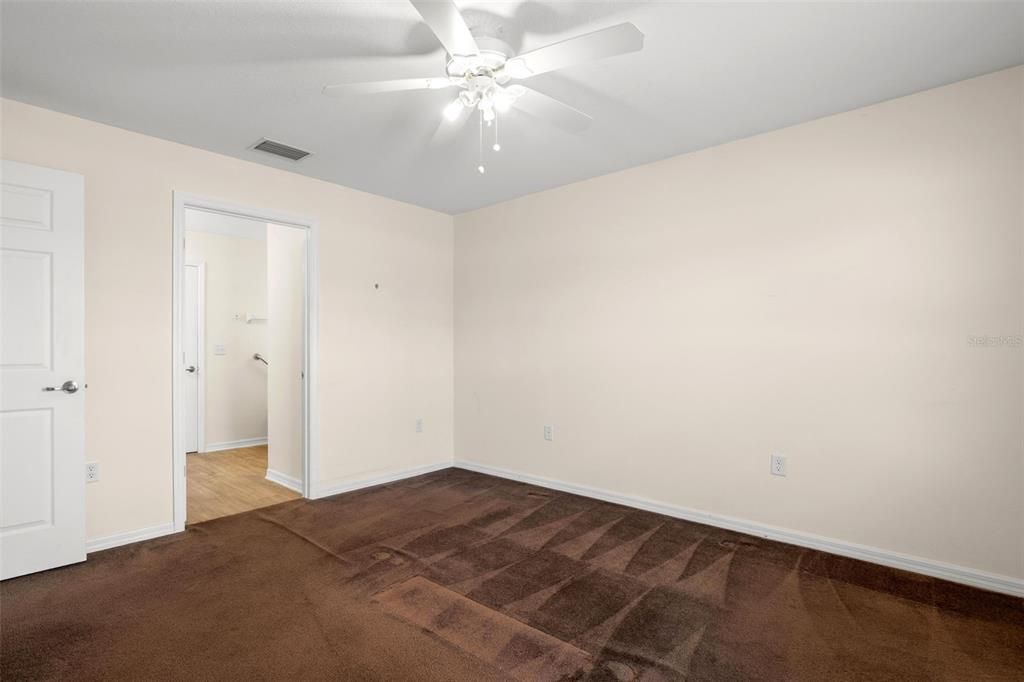 Activo con contrato: $270,000 (3 camas, 2 baños, 1453 Pies cuadrados)