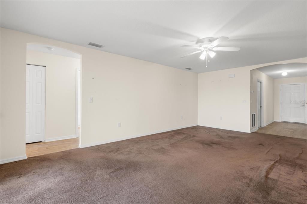 Activo con contrato: $270,000 (3 camas, 2 baños, 1453 Pies cuadrados)