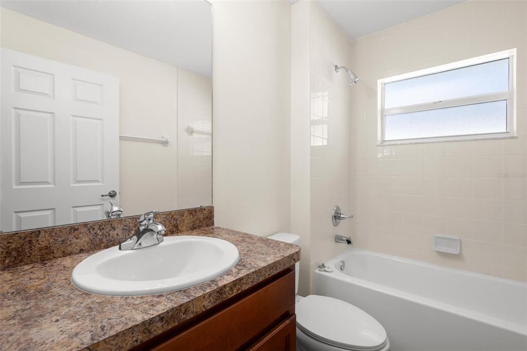 Activo con contrato: $270,000 (3 camas, 2 baños, 1453 Pies cuadrados)
