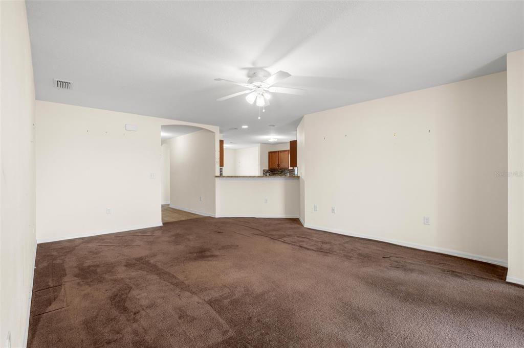 Activo con contrato: $270,000 (3 camas, 2 baños, 1453 Pies cuadrados)