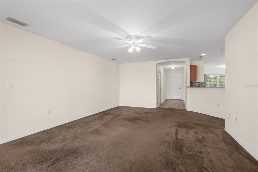 Activo con contrato: $270,000 (3 camas, 2 baños, 1453 Pies cuadrados)