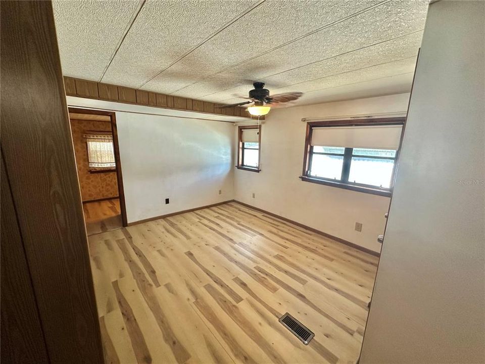 For Sale: $169,500 (3 beds, 2 baths, 941 Square Feet)