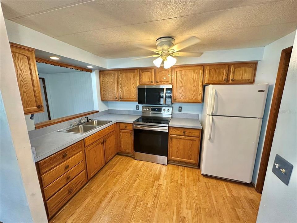 For Sale: $169,500 (3 beds, 2 baths, 941 Square Feet)