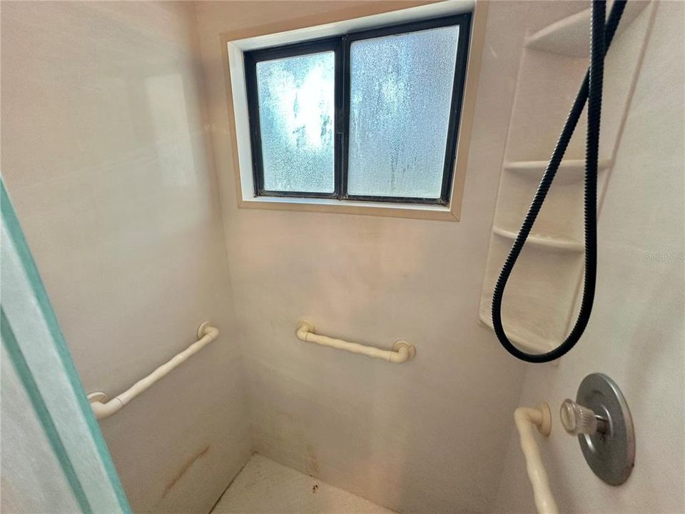 For Sale: $169,500 (3 beds, 2 baths, 941 Square Feet)