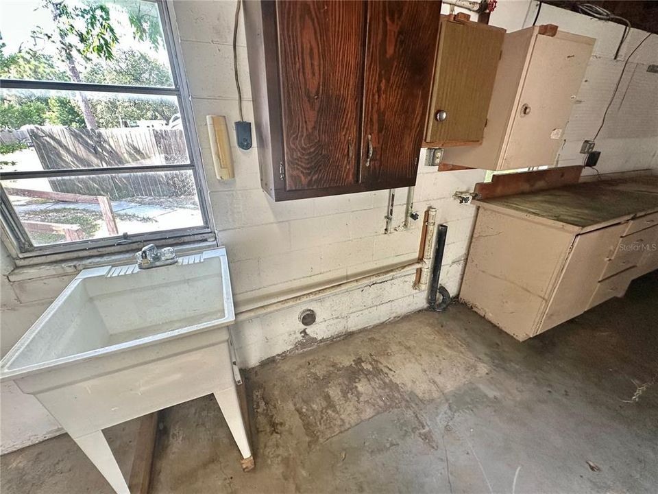 For Sale: $169,500 (3 beds, 2 baths, 941 Square Feet)