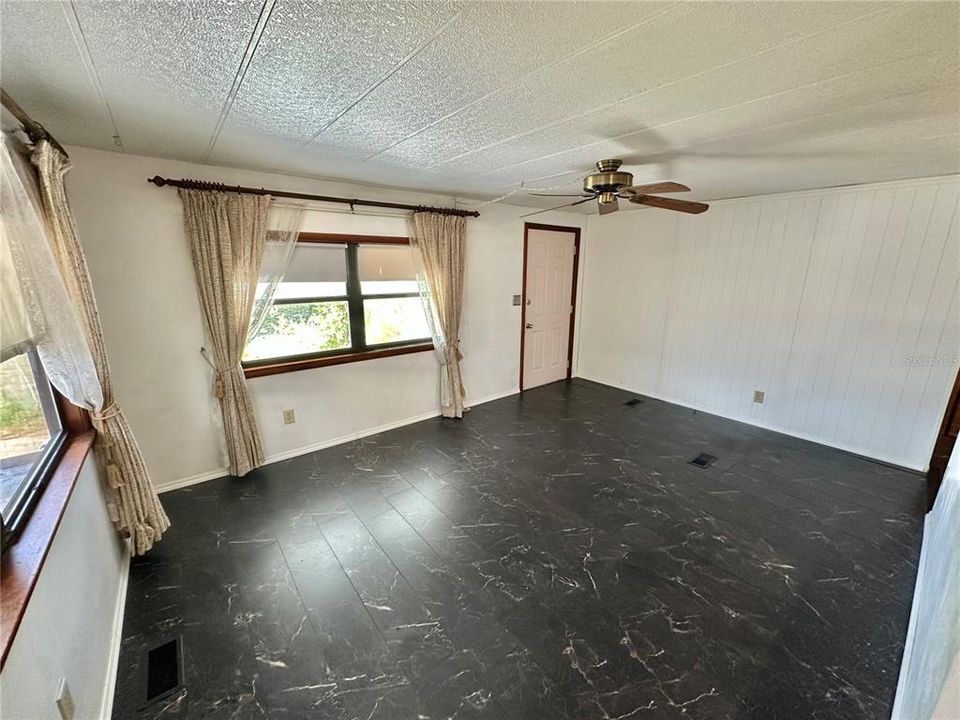 For Sale: $169,500 (3 beds, 2 baths, 941 Square Feet)