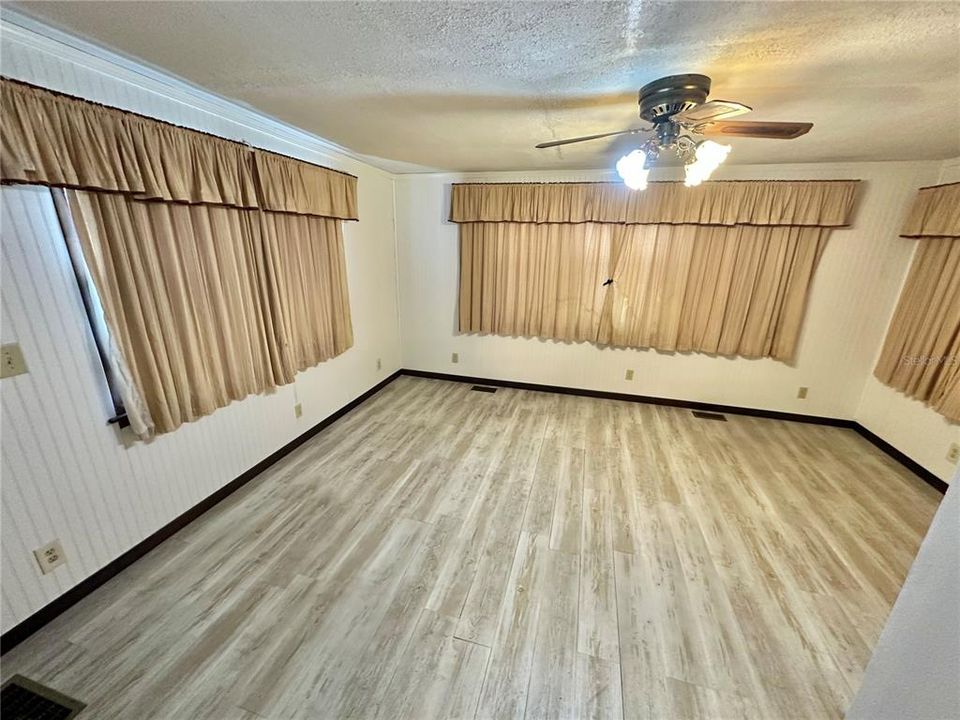 For Sale: $169,500 (3 beds, 2 baths, 941 Square Feet)