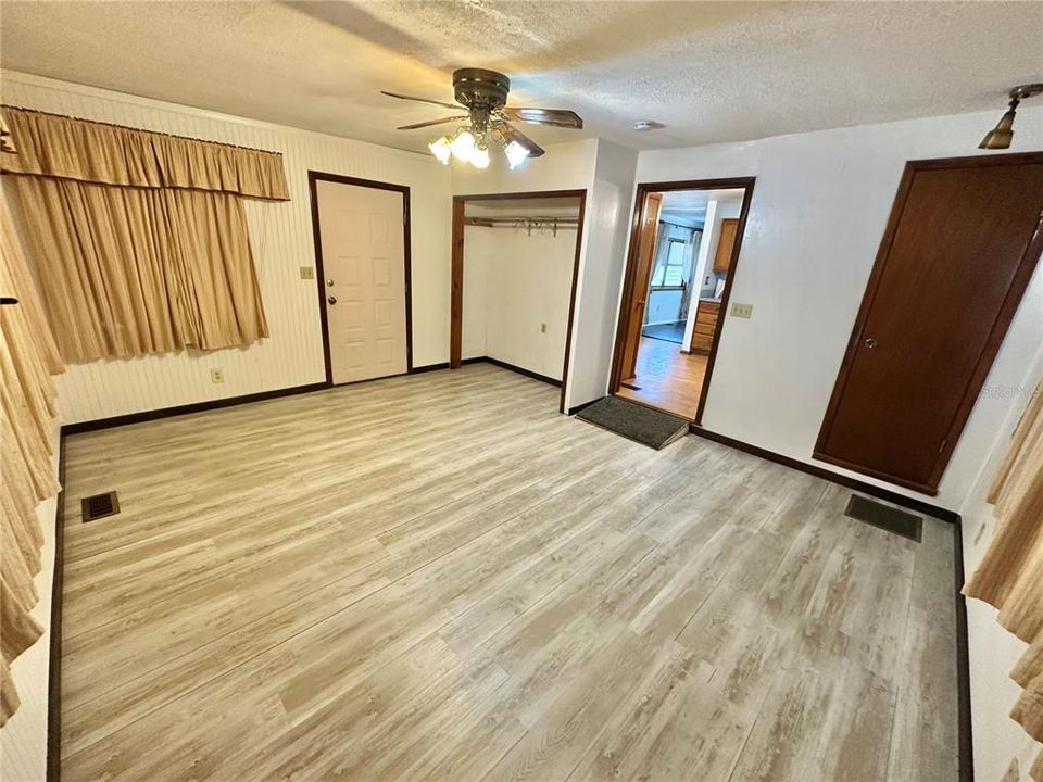 For Sale: $169,500 (3 beds, 2 baths, 941 Square Feet)