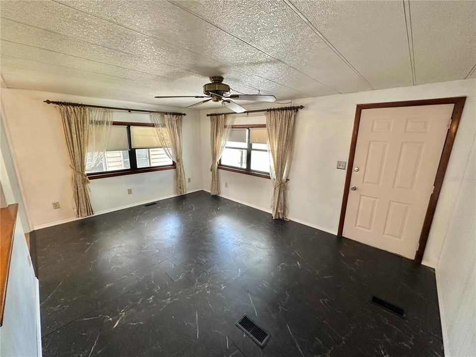 For Sale: $169,500 (3 beds, 2 baths, 941 Square Feet)