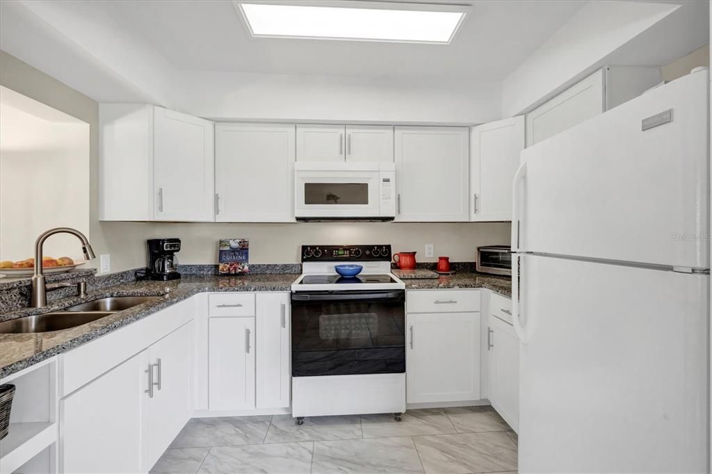На продажу: $229,900 (2 спален, 1 ванн, 1067 Квадратных фут)