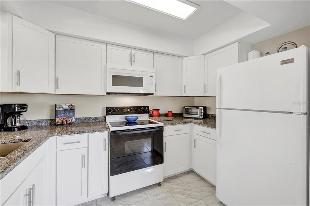 На продажу: $229,900 (2 спален, 1 ванн, 1067 Квадратных фут)