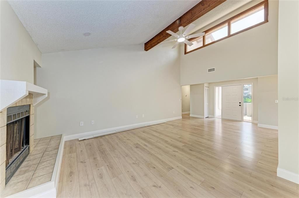 En Venta: $299,000 (2 camas, 2 baños, 1359 Pies cuadrados)