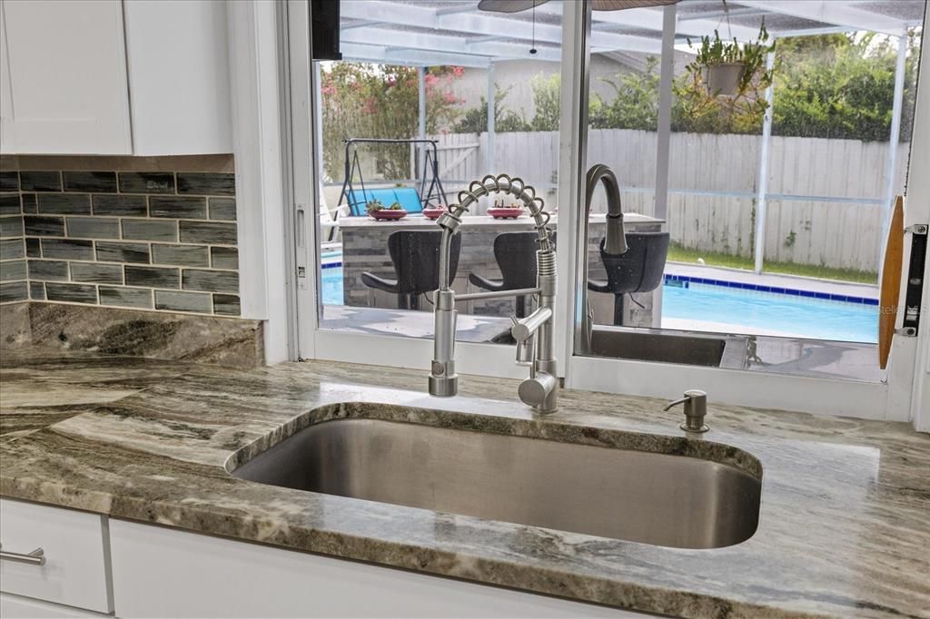 Под контрактом: $414,900 (3 спален, 2 ванн, 2067 Квадратных фут)