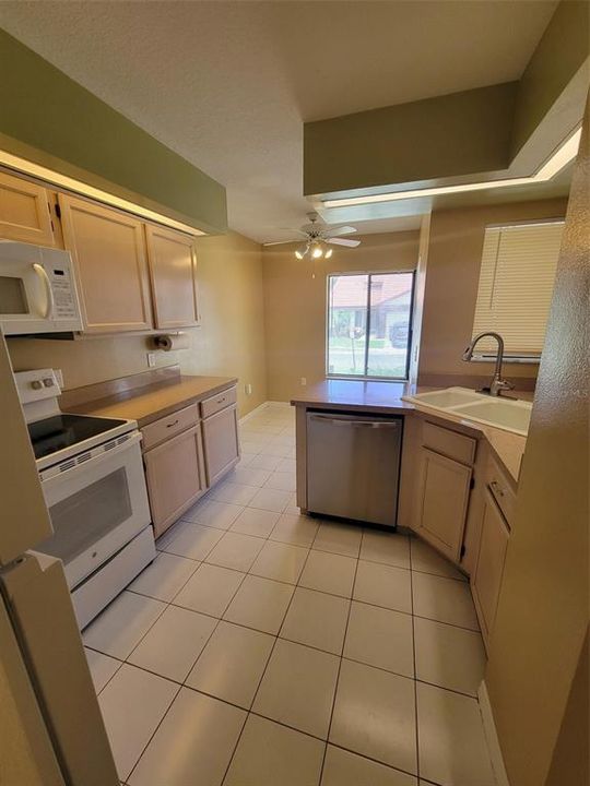 В аренду: $2,495 (4 спален, 2 ванн, 1636 Квадратных фут)