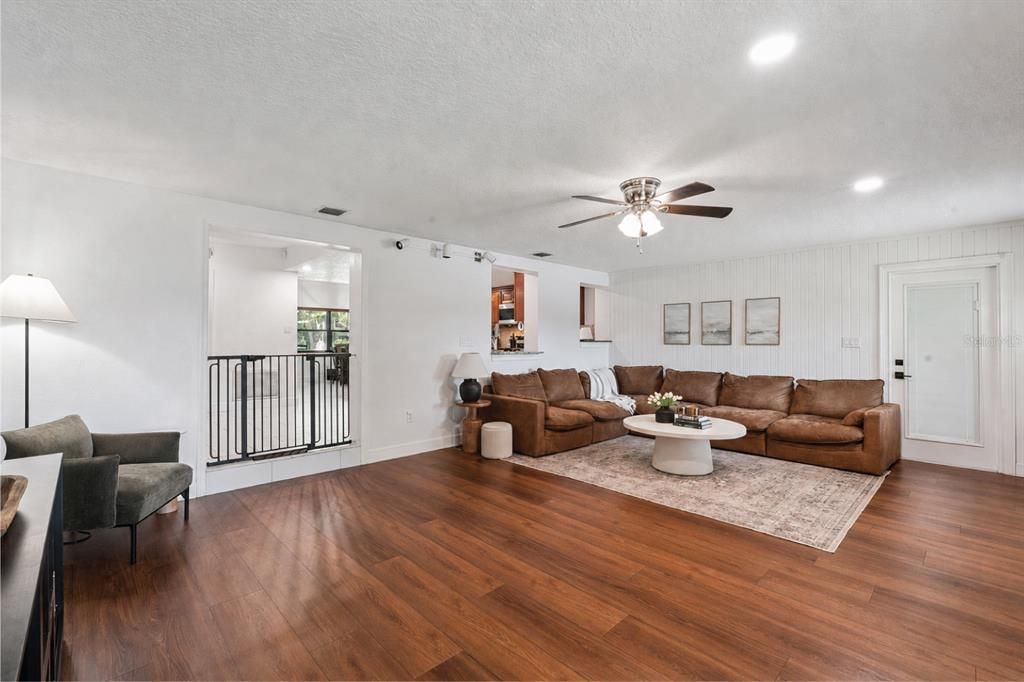 En Venta: $599,000 (4 camas, 2 baños, 1800 Pies cuadrados)