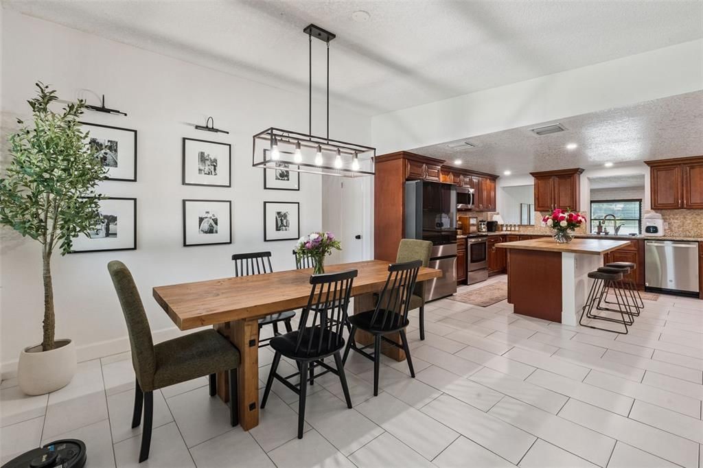 En Venta: $599,000 (4 camas, 2 baños, 1800 Pies cuadrados)