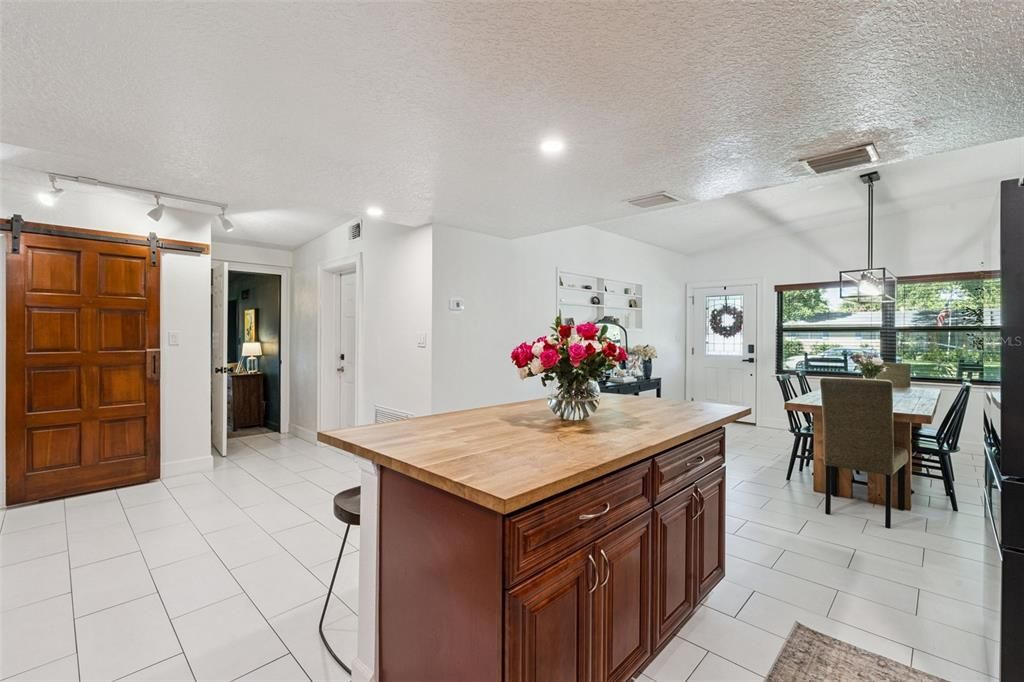 En Venta: $599,000 (4 camas, 2 baños, 1800 Pies cuadrados)