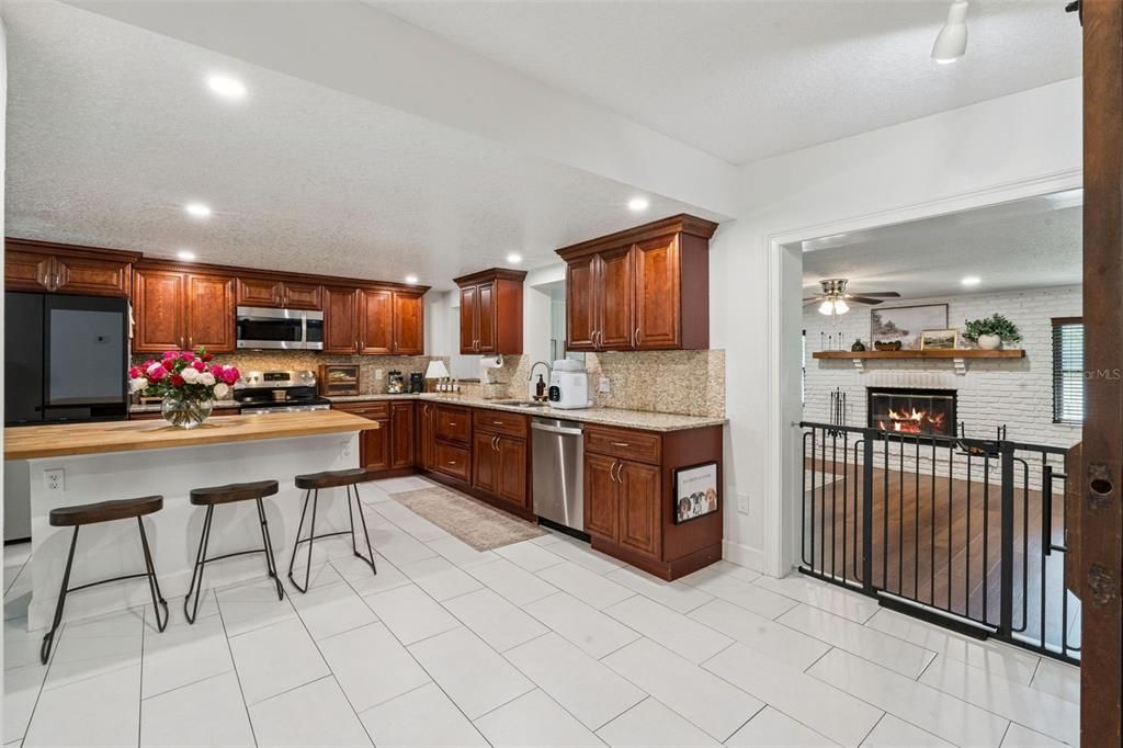 En Venta: $599,000 (4 camas, 2 baños, 1800 Pies cuadrados)