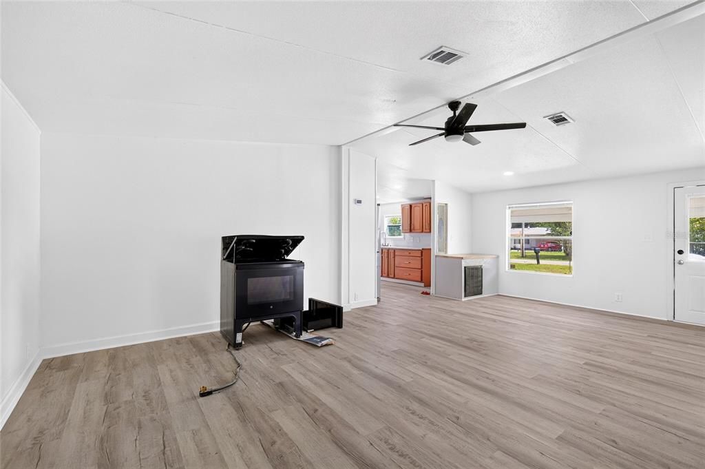 For Rent: $1,800 (4 beds, 2 baths, 1248 Square Feet)