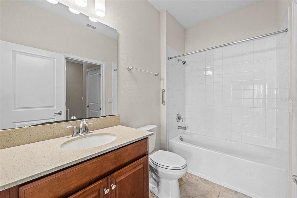 На продажу: $199,999 (2 спален, 2 ванн, 1385 Квадратных фут)