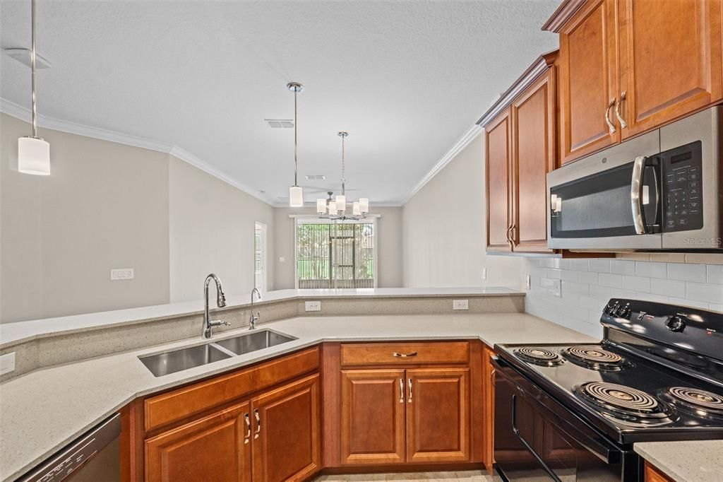 На продажу: $199,999 (2 спален, 2 ванн, 1385 Квадратных фут)