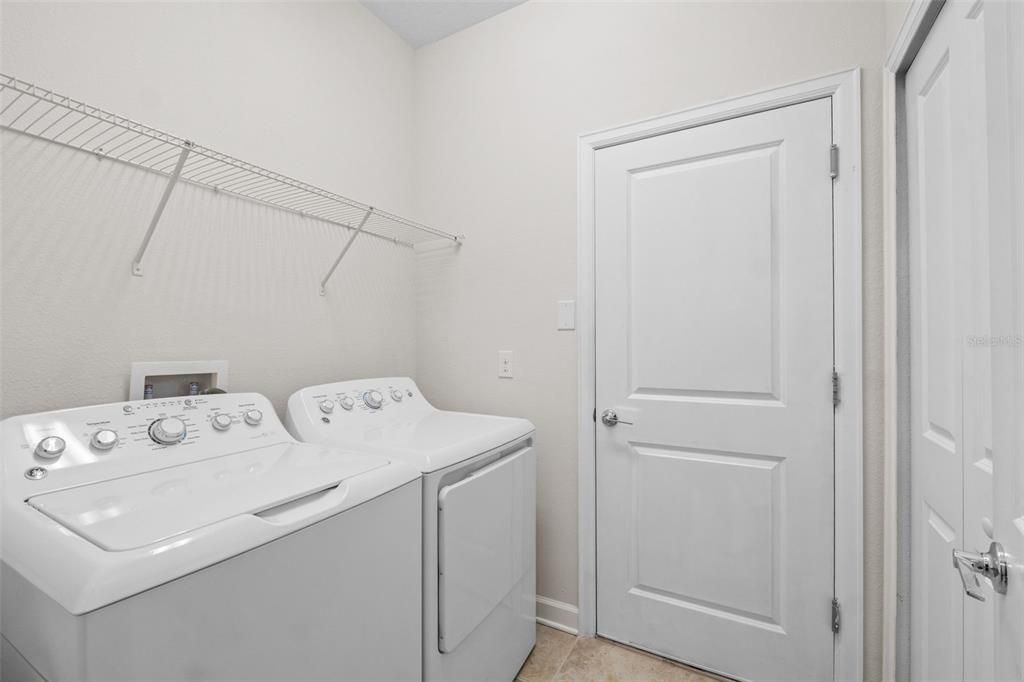 На продажу: $199,999 (2 спален, 2 ванн, 1385 Квадратных фут)