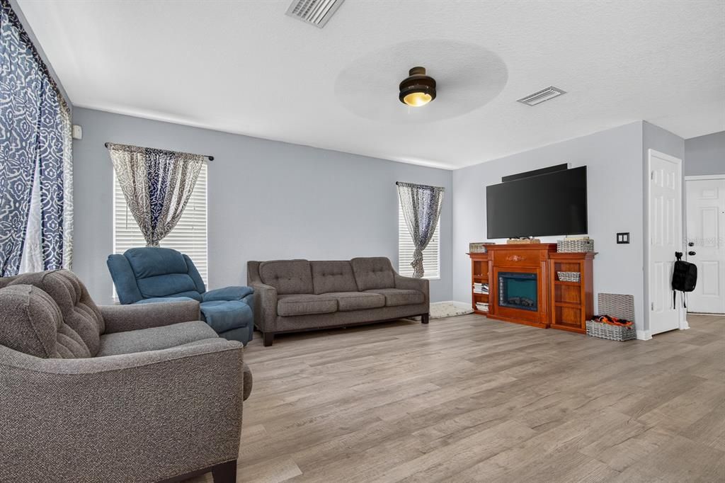 На продажу: $325,000 (4 спален, 2 ванн, 1824 Квадратных фут)