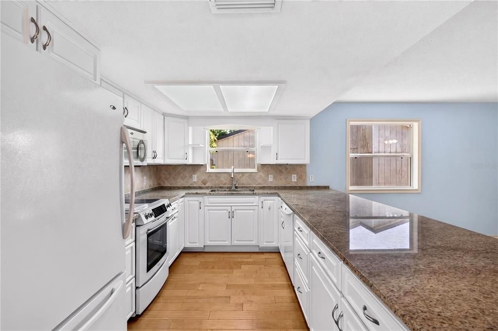 En Venta: $374,900 (4 camas, 3 baños, 2640 Pies cuadrados)